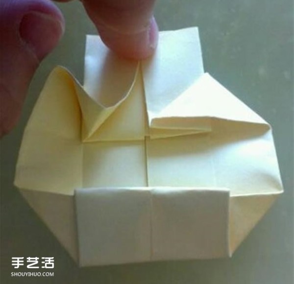 An illustrated tutorial on how to fold a three-dimensional bed, detailed instructions on how to make an origami bed