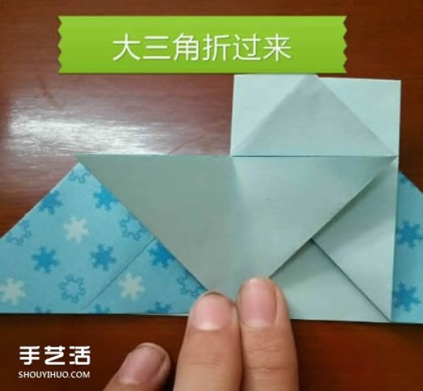 Illustrations on how to fold a butterfly flying into a heart, step-by-step instructions on origami with a butterflys heart shape