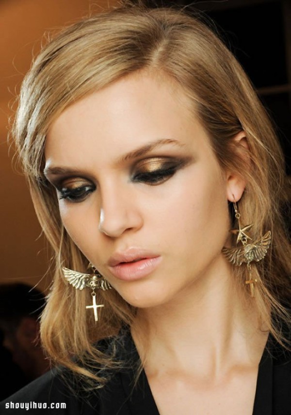 Year-end party must-haves: bold and eye-catching metallic eye makeup