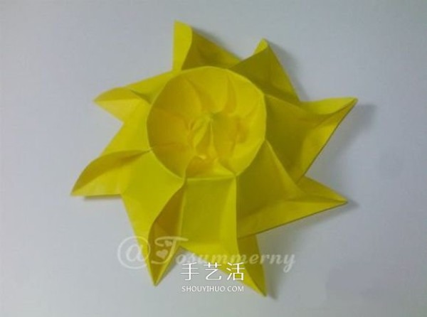 The warm sun in winter! Illustration of folding method of handmade origami three-dimensional sun