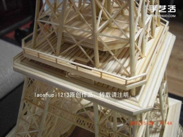 A detailed illustrated tutorial on making a model of the Eiffel Tower using chopsticks and bamboo skewers