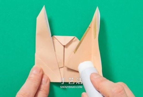 How to fold a rabbit hand puppet. Illustration of how to fold a simple rabbit hand puppet