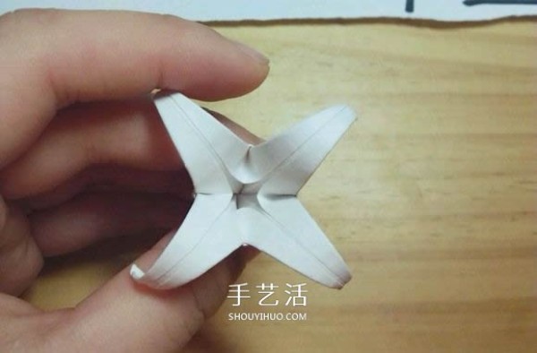 Illustration of folding method of Mandala flower, how to fold white Bana flower by hand