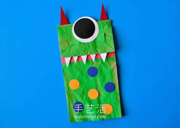 Tutorial on how to make Halloween monster puppets from paper bags