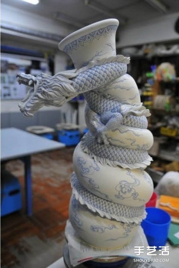 Dragon-shaped ceramic bottle DIY production process Chinese dragon circling ceramic bottle production