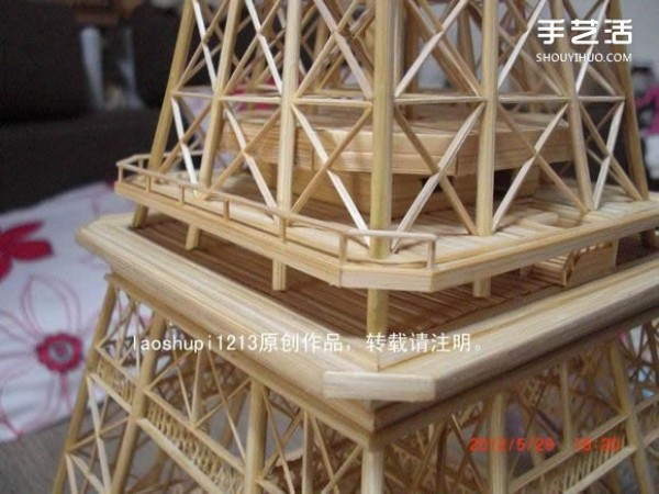 A detailed illustrated tutorial on making a model of the Eiffel Tower using chopsticks and bamboo skewers