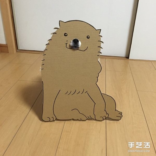 Thick cardboard + dog nose = pet transforms to see how the owner pranks the cutie