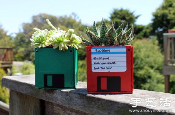 Idle disk waste is used to make beautiful flower pots by hand