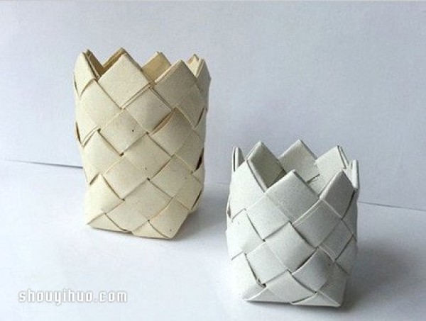 Detailed step-by-step picture of how to make a storage tube/pen holder from paper strips