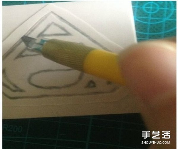 Illustrated tutorial on hand-making rubber stamps with Superman pattern