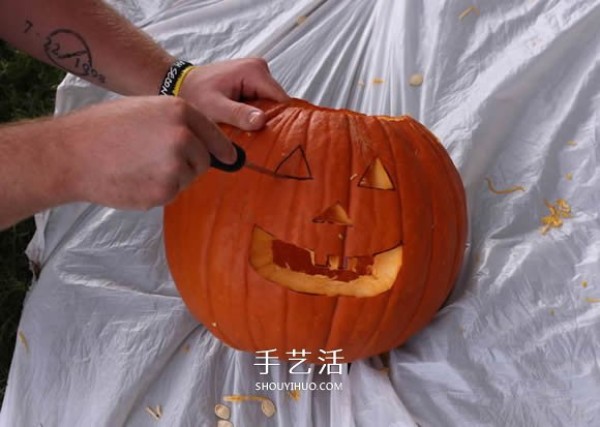 Detailed step-by-step illustration of making a Halloween jack-o-lantern with pumpkins