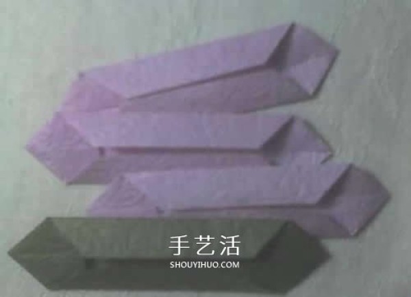 The origami method of praying lotus illustrates the folding steps of a simple lotus