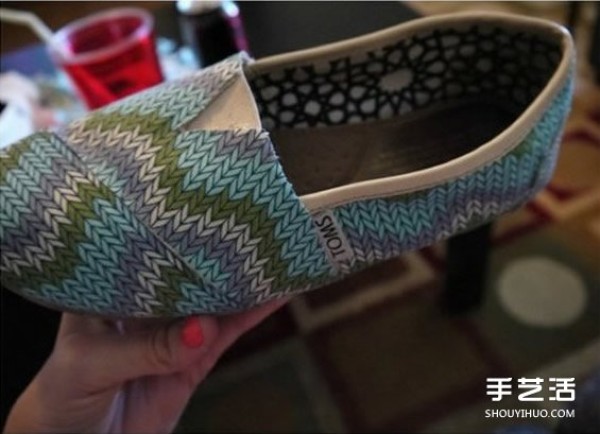 Step-by-step tutorial on how to decorate and transform old shoes, DIY old shoes