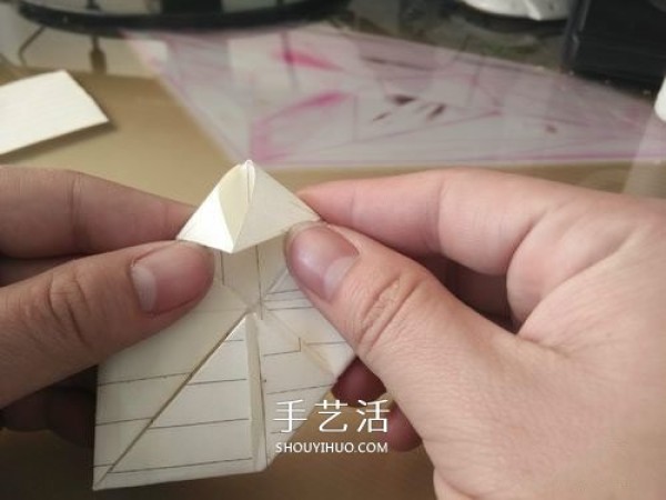 The moving origami pig illustrates the steps of folding the moving pig