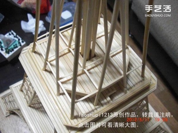 A detailed illustrated tutorial on making a model of the Eiffel Tower using chopsticks and bamboo skewers