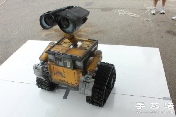 A real version of WALL-E robot made by American programmers DIY