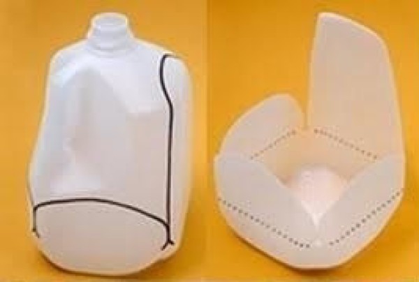 Using large-sized mineral water bottles and plastic bottles to make storage bags