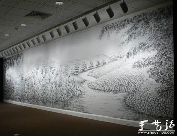 Landscape painting painted with both hands dipped in charcoal powder