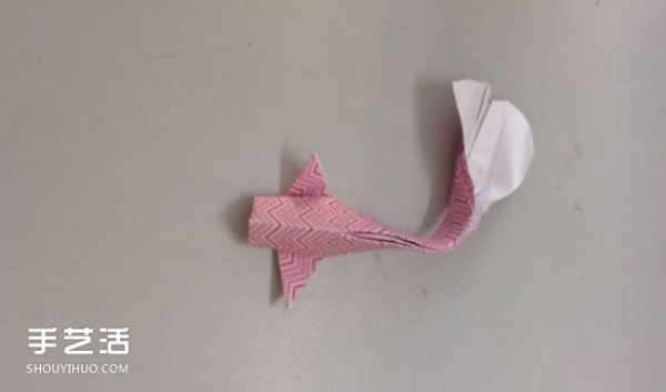 Handmade three-dimensional goldfish origami illustration, a simple step-by-step guide to folding a goldfish