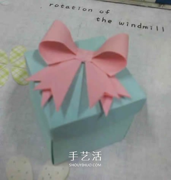 The folding method of the square packaging box with lid also includes the bow tie on the lid