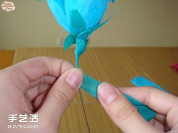 Handmade crepe paper rosesHow to make simple crepe paper roses: border="0" width="495" height="371" src="https://img.111diy.com/timthumb.php?src=/d/file/20220112/uqizq5zqt1h.jpg" / ></p>
<p>Wrap the paper around the wire. </p>
<p align="center"><img alt="How to make handmade crepe paper roses Simple folding method of crepe paper roses"  alt=