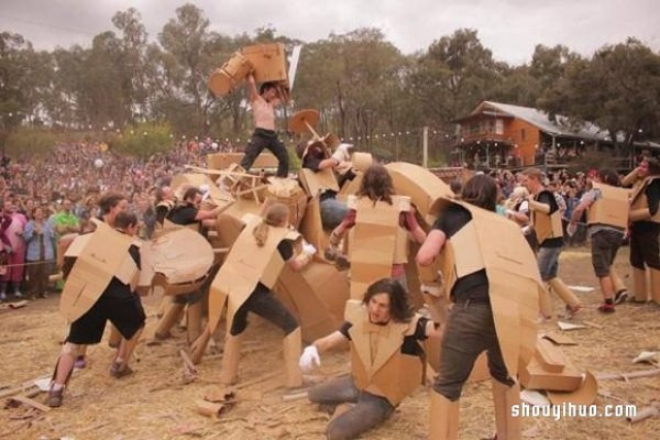 Waste cardboard boxes to make weapons and props to start the most "tragic" carton war