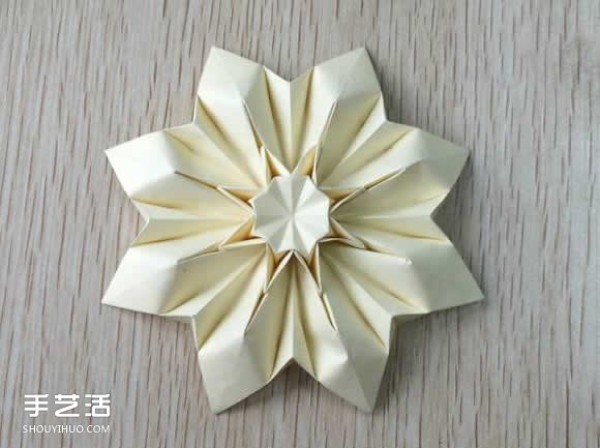 Illustrated tutorial on how to fold an eight-petal flower, steps in the process of origami an eight-petal flower