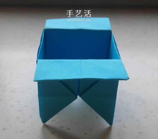 Childrens simple origami box tutorial: Illustration of the folding method of a tripod-shaped paper box