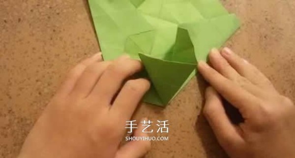 How to fold beautiful paper flowers, step-by-step illustration of hand-made origami six-pointed star flower