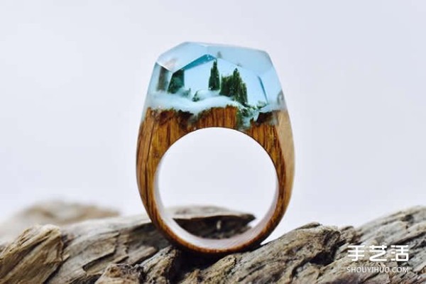 The handmade wooden ring hiding the mysterious and majestic scenery makes people unable to let their eyes leave