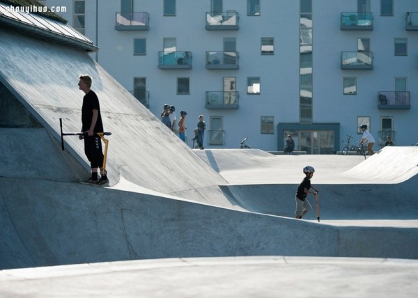 Huge mushrooms landed in Denmarks 1,000-square-foot giant street sports park