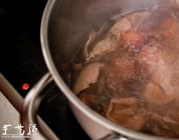 Creative handmade production of boiled eggs: printing and dyeing with white flowers and grass