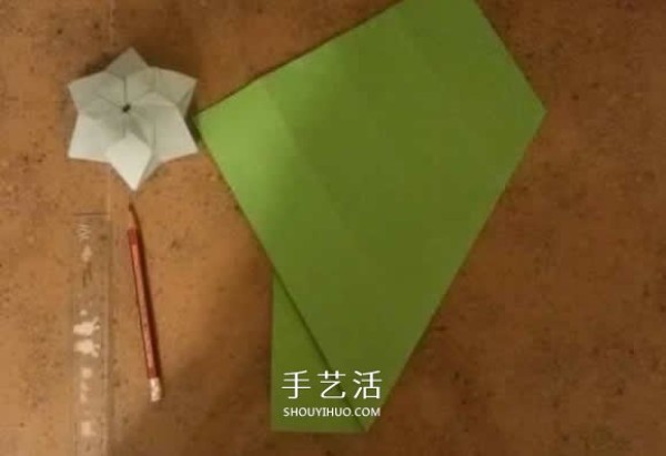 How to fold beautiful paper flowers, step-by-step illustration of hand-made origami six-pointed star flower