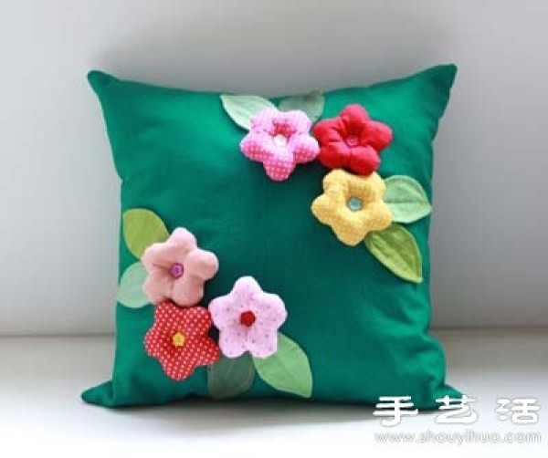 Non-woven fabric tutorial: How to transform a pillow with fabric flowers