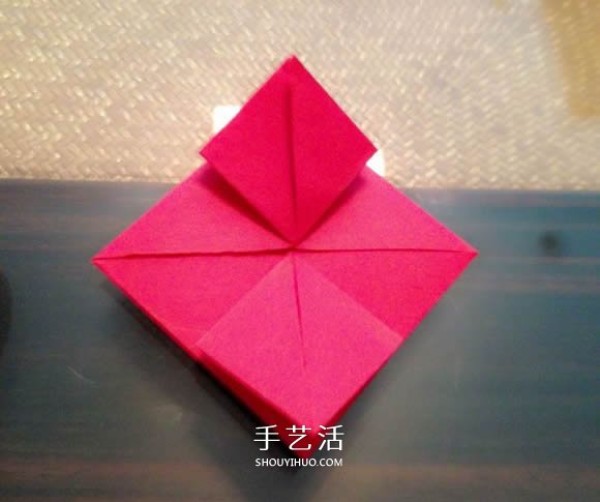 How to fold a heart with a happy heart, origami with an illustrated tutorial of "heart in full bloom" border="0" width="580" height="645 " src="https://img.111diy.com/timthumb.php?src=/d/file/20220112/st3viyud4yl.jpg" /></p>
<p>Fold the four cornersFold the top corners accordingly. </p>
<p align="center"><img alt="How to fold an elated heart origami heart Illustrated tutorial"  alt=