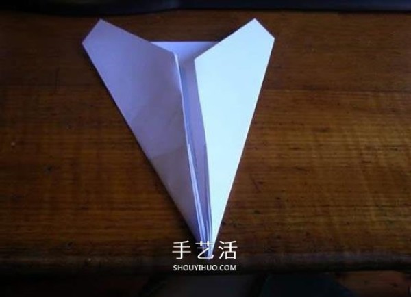 Fly faster and further! Illustration of the origami method of a simple paper airplane