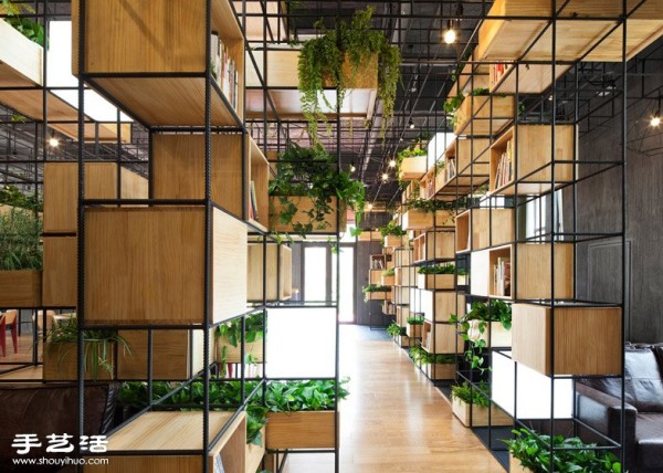 The smart design of Beijing Home Cafe with natural partitions of plants