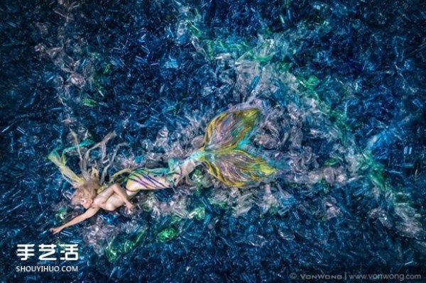 The ocean of ten thousand plastic bottles uses mermaids to interpret environmental issues