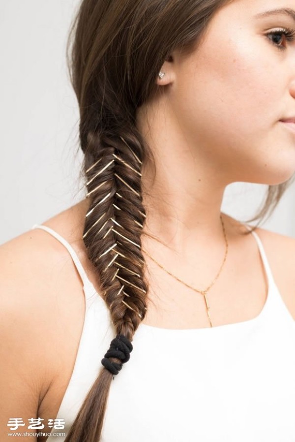 Hairpins can also create new tricks and 15 pretty hairstyles can be easily completed