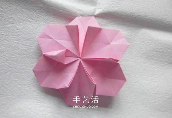 Illustration of how to fold a beautiful straw hat. Steps to make an origami flower straw hat.