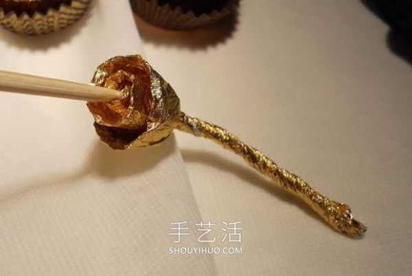 Tutorial on how to make hand-made golden roses from chocolate wrapping paper