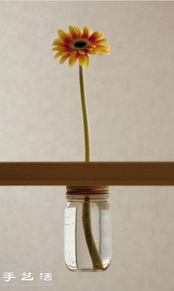 Simple glass bottle waste is used creatively to make desktop flower decoration