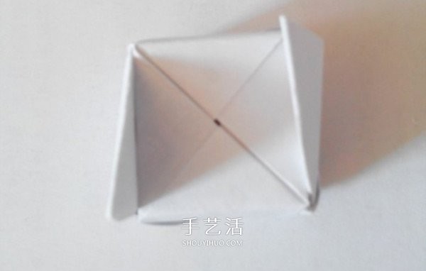 Illustration of folding a polyhedral cube, step-by-step diagram of origami cube