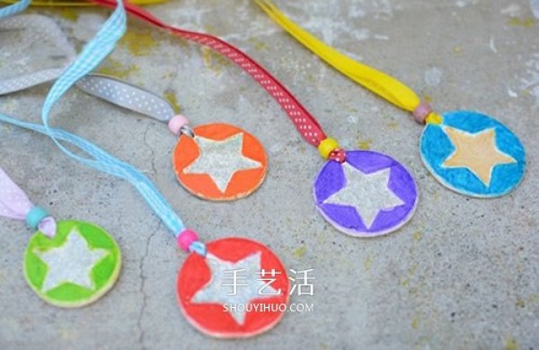 Fathers Day gift: How to make a cute medal out of cardboard