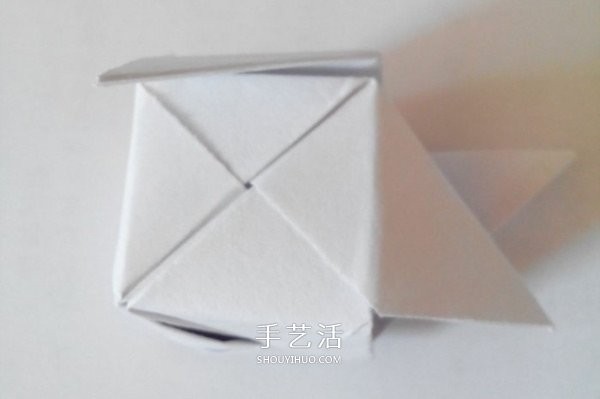 Illustration of folding a polyhedral cube, step-by-step diagram of origami cube