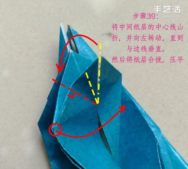 The folding method of the frog on the leaf illustrates the process of the frog on the origami leaf