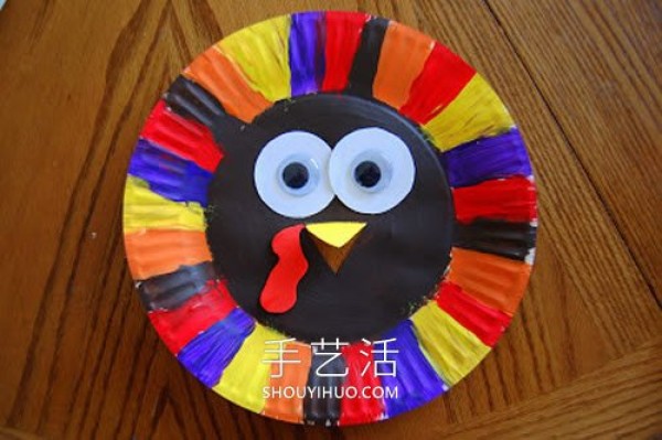 A super simple way to make a Thanksgiving turkey using a paper plate