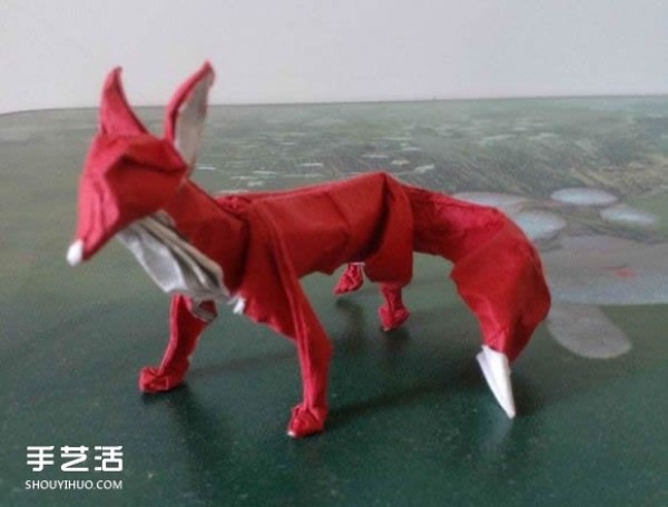 How to make a three-dimensional origami fox, a handmade fox with an origami method of the illustration