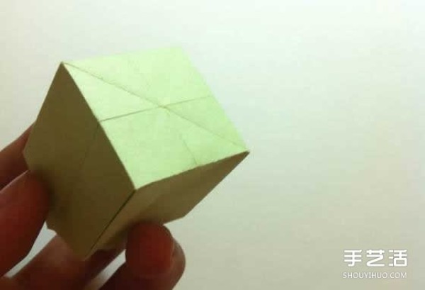 A piece of paper to fold a four-leaf clover, an illustration of the steps to fold a creative four-leaf clover