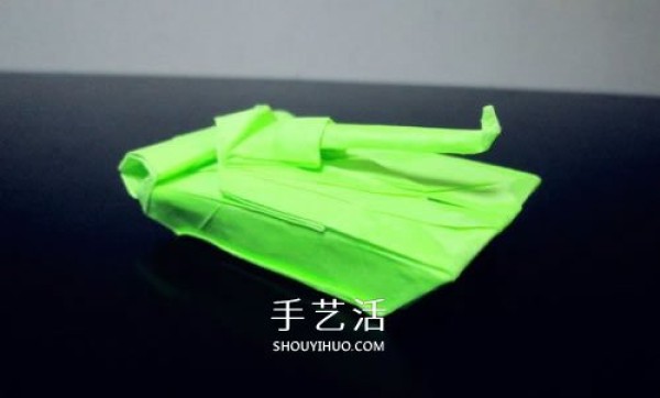 Handmade origami tank illustrated tutorial with detailed steps on how to fold a tank